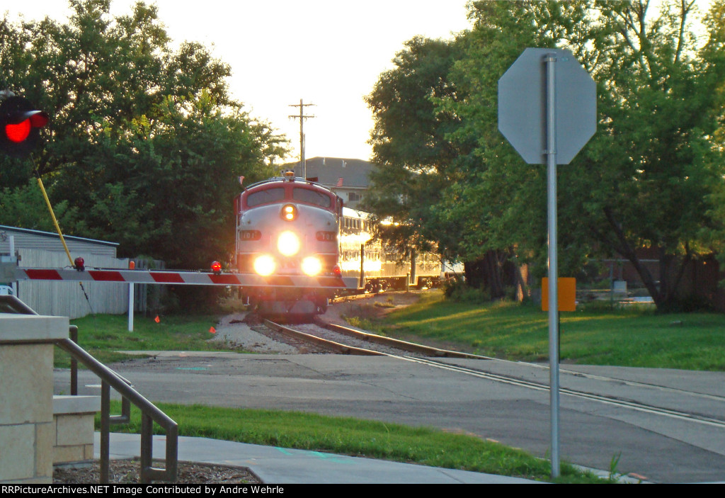 WSOR 101 rounding the curve at Wilson/Bedford Streets